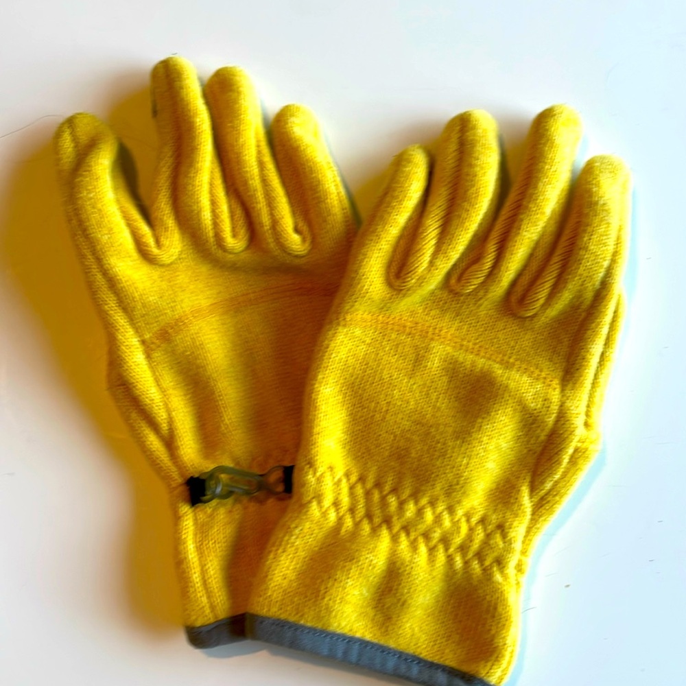 Casual yellow winter gloves 🧤